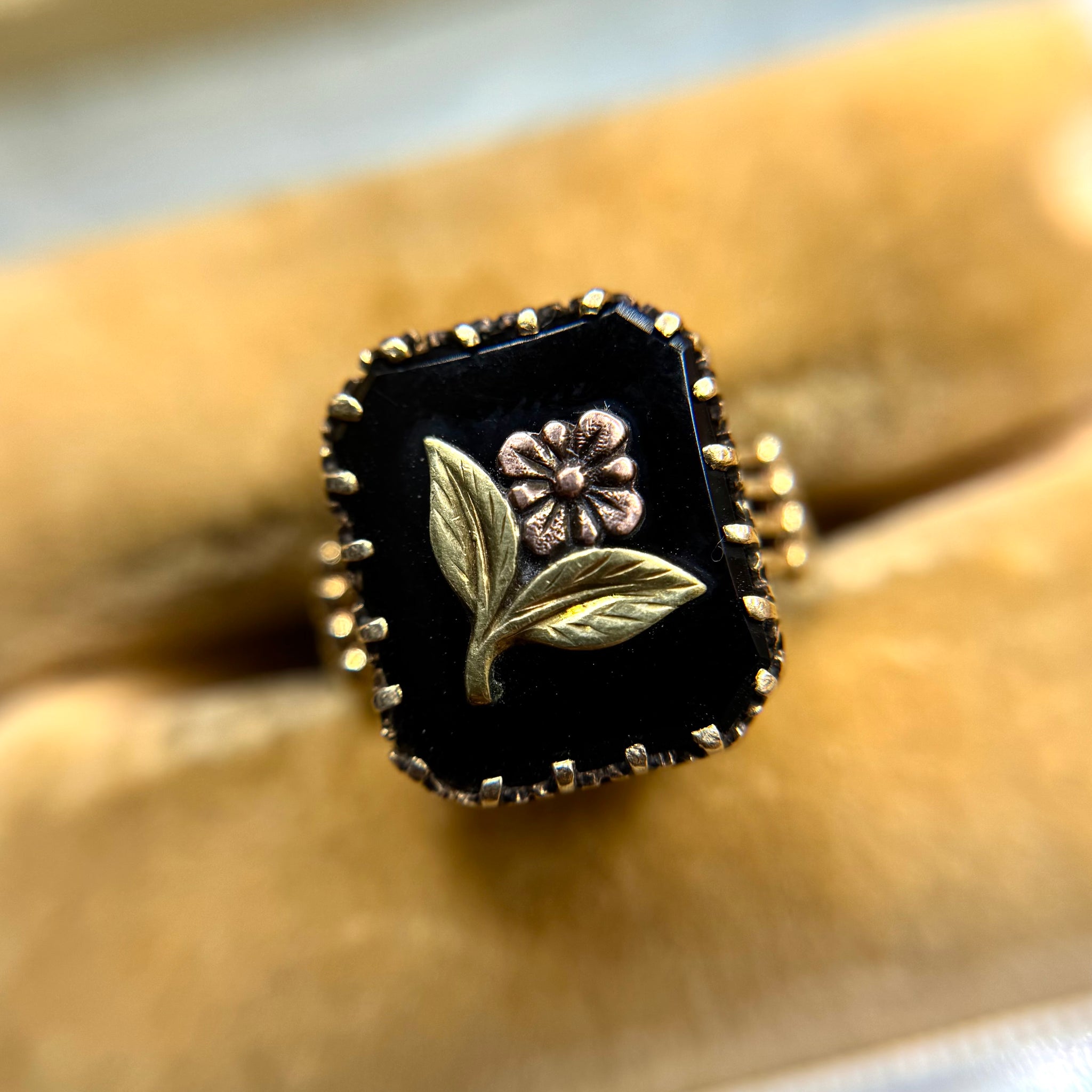 Antique 10kt Gold Floral Onyx Ring