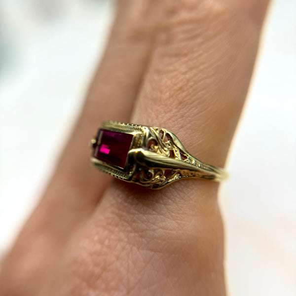 RARE Vintage 10kt Gold East to West Synthetic Ruby Filigree Ring