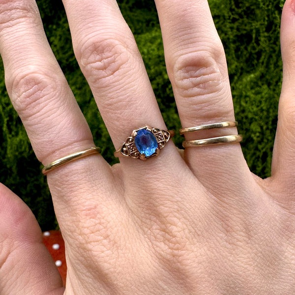 Vintage 10kt Gold Blue Glass Ring w/ Floral Shoulders