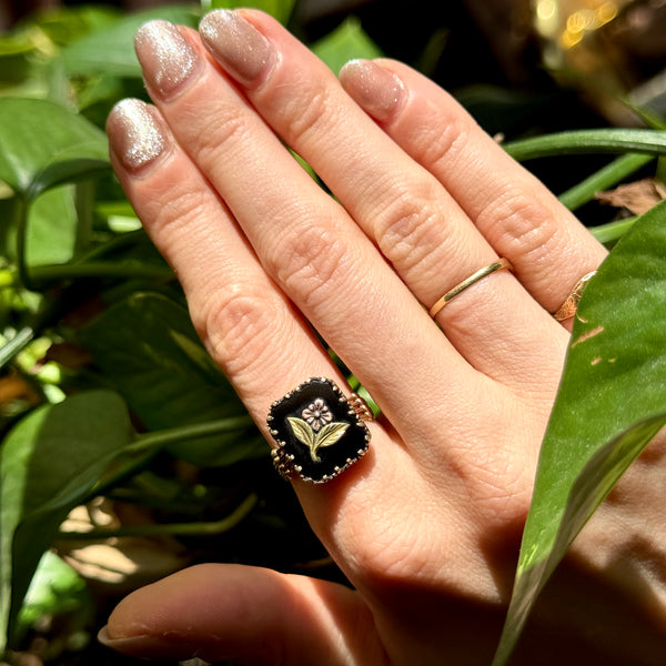 Antique 10kt Gold Floral Onyx Ring