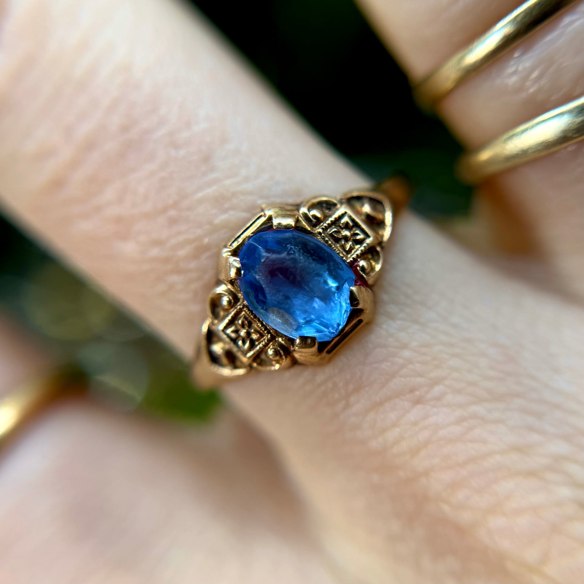 Vintage 10kt Gold Blue Glass Ring w/ Floral Shoulders