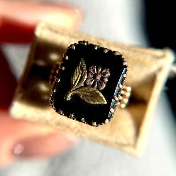 Antique 10kt Gold Floral Onyx Ring