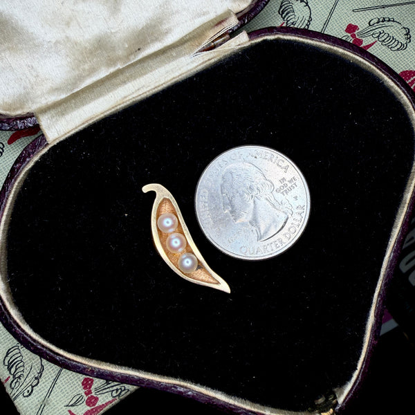Whimsical 14kt Gold Pea Pod Pendant