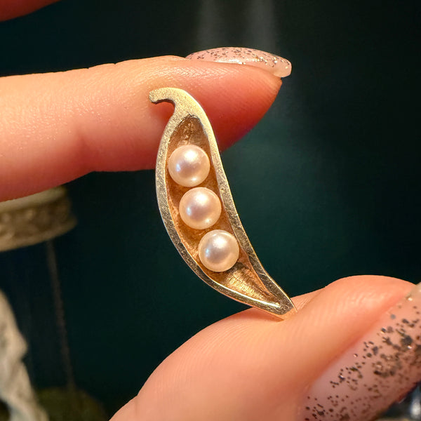 Whimsical 14kt Gold Pea Pod Pendant