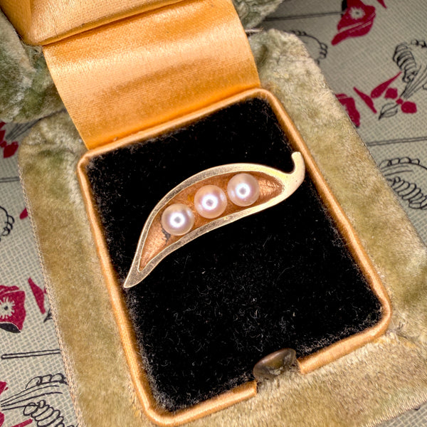 Whimsical 14kt Gold Pea Pod Pendant