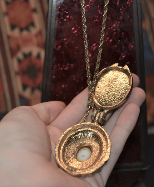 Vintage Snuff Necklace with Faux Mother of Pearl Stone