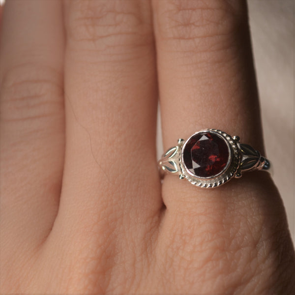 Sterling Silver Garnet Ring (1.05ct)