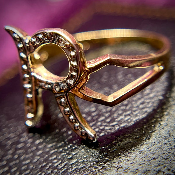 Vintage 10kt Two Tone Gold Initial R Ring w/ Diamond Chip