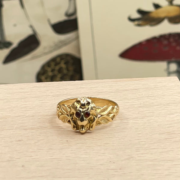 OLD 14kt Yellow Gold Lion Ring with Garnet Eyes