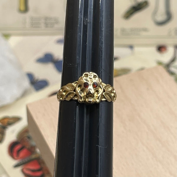 OLD 14kt Yellow Gold Lion Ring with Garnet Eyes