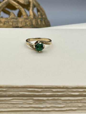 Vintage 10kt Gold Green Spinel Bypass Ring