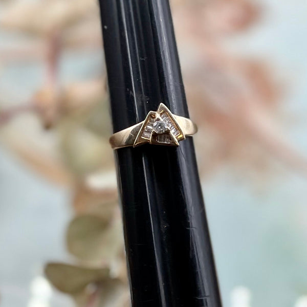Vintage 10kt Solid Gold Abstract Ring with Diamond Accents (15 ct)